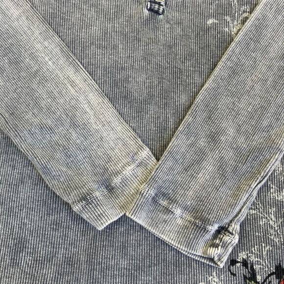 One World Sz L Vtg Y2K Grunge Rose Graphic Print Henley Top 3/4 Grey Distressed - Picture 13 of 16